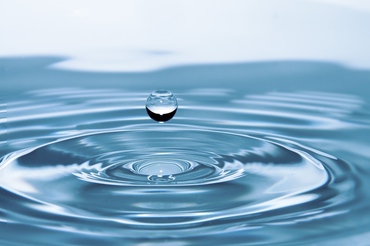 wassertropfen_pixabay_roni_michaus_drop-of-water-g89f21930e_640